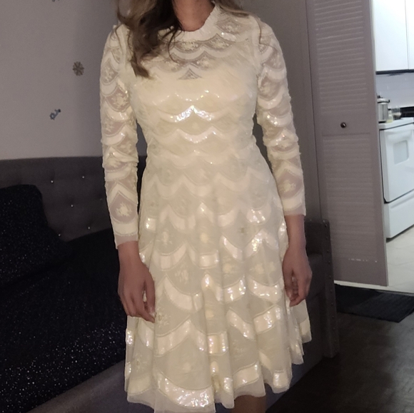 Needle & Thread Yellow sequence - Picture 2 of 7